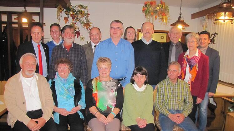 Diese Mitglieder sind den Vorläufergewerkschaften der Vereinten Dienstleistungsgewerkschaft Verdi in den Jahren 1965 und 1975 beigetreten. Insgesamt wurden 30 Personen für ihre Treue zur Gewerkschaft ausgezeichnet. Foto: Martin Koch