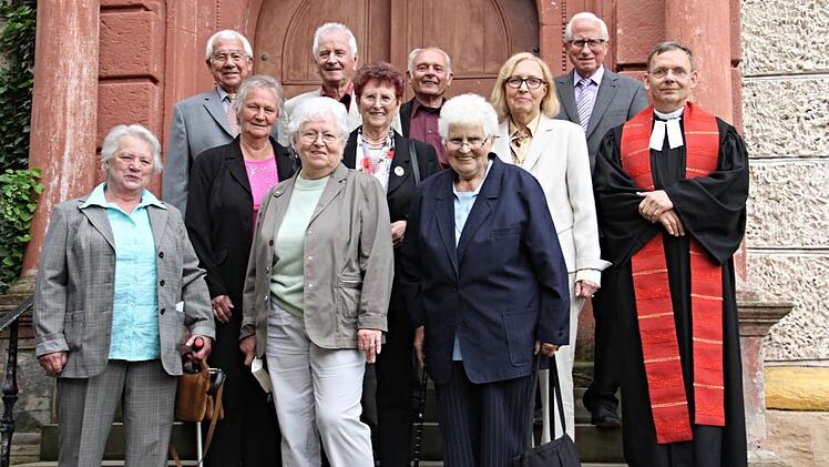 Eiserne Konfirmation begingen diese Frauen und Männer mit Pfarrer Manfred Greinke. Sie wurden vor 65 Jahren konfirmiert. Foto: Helmut Will
