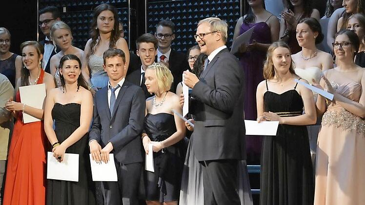 Die Überreichung der Abiturzeugnisse stand natürlich im Mittelpunkt des Abends. Foto: Björn Hein