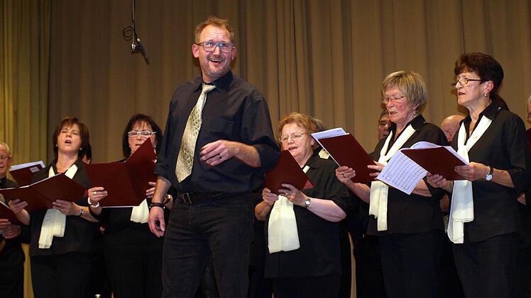 Bernd Jungkunz dirigierte nicht nur den Gesangverein Teuschnitz, er spielte auch Trompete und brillierte als Solist.  Foto: Susanne Deuerling