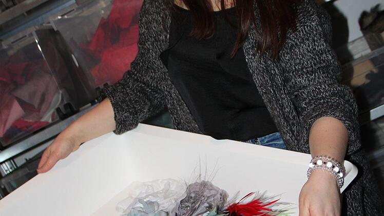 In einem Nebenraum lagert sie alles, was sie für die Anfertigung der Hüte benötigt. Foto: Ulrike Müller