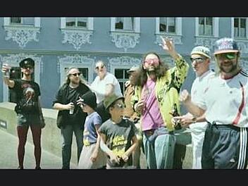 Der Song "Niederste Schichten" von Bruno Barrique über Helmut Müllers Sandkerwa-Kritik kommt an: Bis Dienstag,14 Uhr, ist das Youtube-Video über 20.000 mal geklickt worden. Screenshot: Youtube/BrunoBarrique