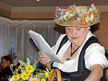 Hedi Höhn brachte in bester Manier und mit Dialekt die Chronik des Gartenbauvereins den Gästen nahe. Foto: Susanne Deuerling