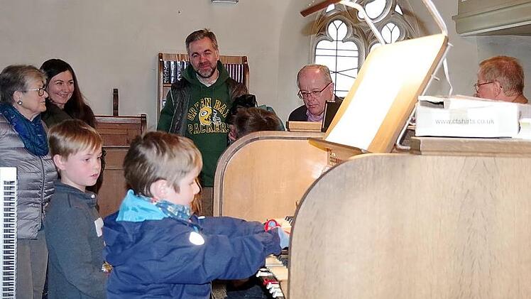 Orgelmäuschen erproben sich an der Orgel. Foto: Heike Schülein