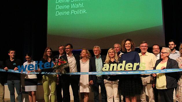Vom Werbeslogan "weiter.anders" blieb nur das "anders": Bei der Kr&ouml;nungszeremonie zum OB-Kandidaten posierten auch Anne Rudel (von rechts), Anna Niedermaier und Melanie Huml f&uuml;rs Foto.  Foto: Sebastian Schanz/Archiv