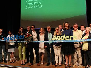 Vom Werbeslogan "weiter.anders" blieb nur das "anders": Bei der Krönungszeremonie zum OB-Kandidaten posierten auch Anne Rudel (von rechts), Anna Niedermaier und Melanie Huml fürs Foto.  Foto: Sebastian Schanz/Archiv