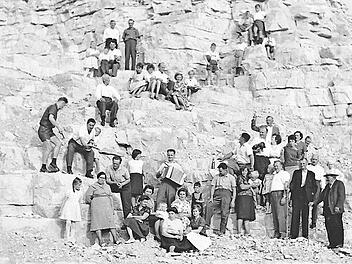 In den Anfangsjahren des Kriegervereins fand im Steinbruch bei Wolfsdorf ein Hähnchenessen statt. Die Teilnehmer präsentierten sich stolz zum Gruppenfoto auf den Felsen. Foto: Archiv Thomas Hümmer