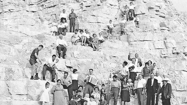 In den Anfangsjahren des Kriegervereins fand im Steinbruch bei Wolfsdorf ein Hähnchenessen statt. Die Teilnehmer präsentierten sich stolz zum Gruppenfoto auf den Felsen. Foto: Archiv Thomas Hümmer