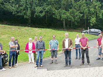 Die Zufahrtsstraße zum Katzwich wurde offiziell für den Verkehr freigegeben. Dem symbolischen Durchschneiden des rot-weißen Absperrbands schloss sich ein gemeinsamer Umtrunk an.