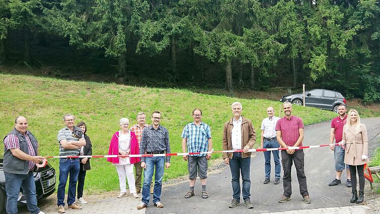 Die Zufahrtsstraße zum Katzwich wurde offiziell für den Verkehr freigegeben. Dem symbolischen Durchschneiden des rot-weißen Absperrbands schloss sich ein gemeinsamer Umtrunk an.