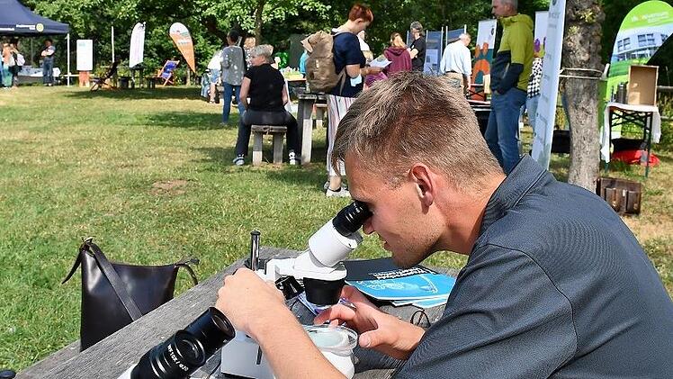 Der "Markt der Möglichkeiten" auf dem Gelände des Fränkischen Freilandmuseums Fladungen zeigte die Vielfalt der Bildungsangebote im Biosphärenreservat.
