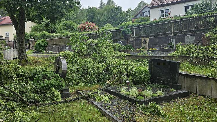 Marktrodach von Unwetter gebeutelt - verwüstete Friedhöfe, umgestürzte Bäume, geschlossenes Freibad