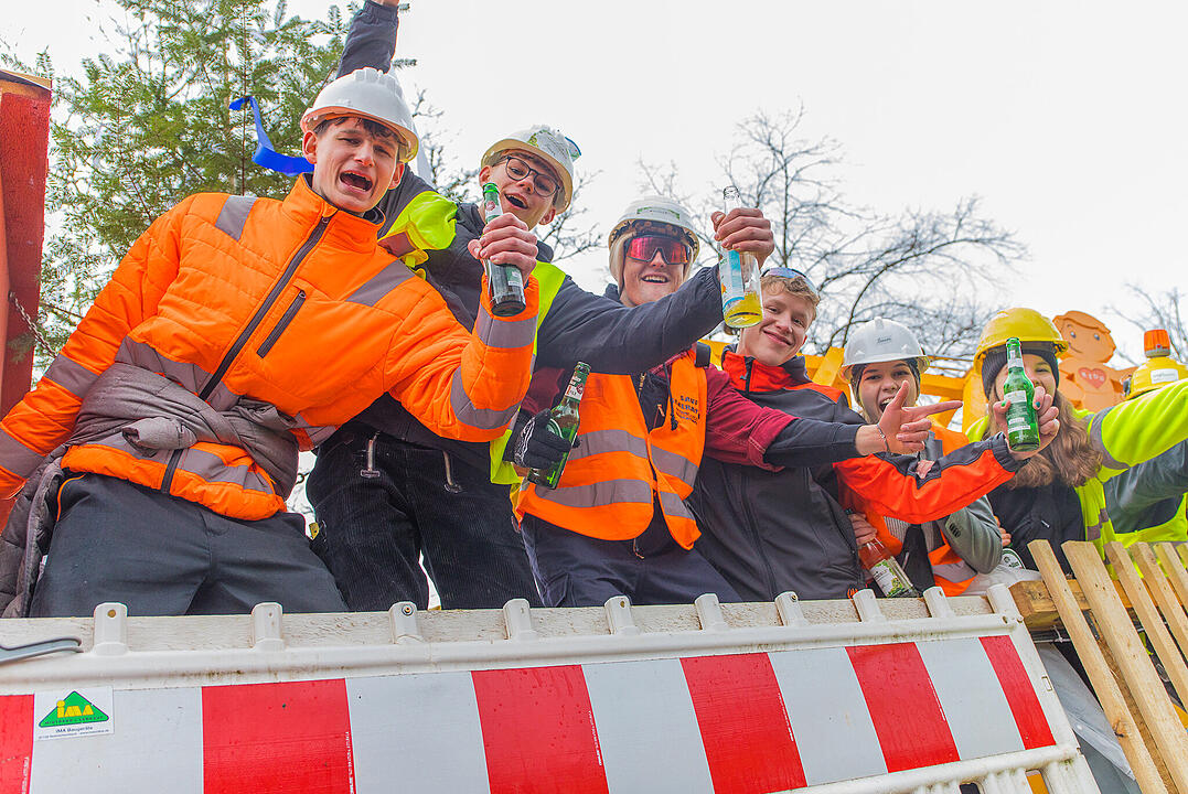Buntes Faschingstreiben begeistert groß und klein.