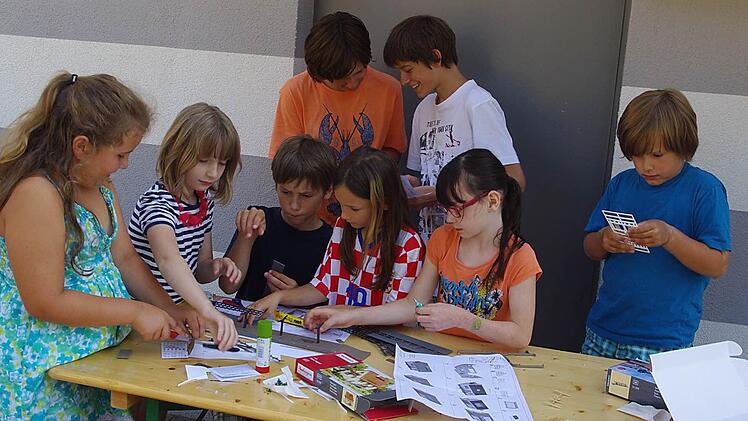 Die Drittklässler (von links) Gina-Marie, Amélie, Sebastian, Luis, Theresa und Julia bauten mit den Gymnasiasten (stehend von links) Sebastian und Niklas Bausätze zusammen. Foto: Heike Schülein