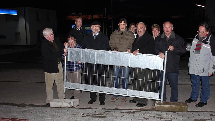 Gemeinsam Hand angelegt: die Verkehrsfreigabe durch den Bauausschuss.