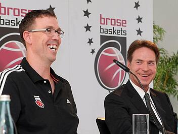 Zwei der Hauptdarsteller des Brose Baskets Talks im Eckerts in Bamberg: Headcoach Chris Fleming (links) und Michael Stoschek. Foto: sportpress