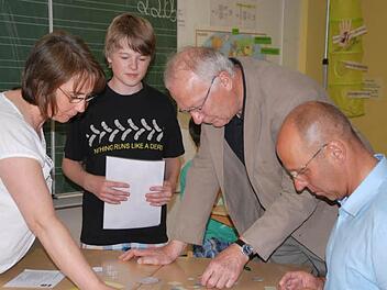 Manche knifflige Frage galt es beim "Unterfranken-Quiz" zu beantworten. Unter den gestrengen Augen von Kilian Leipold (2. v. links) lösten Marktgemeinderätin Nicole Müller, Rektor Otto Gramlich aus Schondra und Bürgermeister Gerd Kleinhenz die Quizfragen. Foto: Manfred Mellenthin
