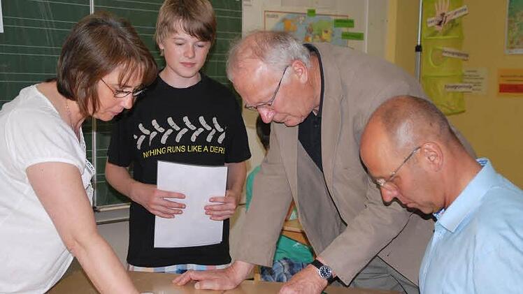 Manche knifflige Frage galt es beim "Unterfranken-Quiz" zu beantworten. Unter den gestrengen Augen von Kilian Leipold (2. v. links) lösten Marktgemeinderätin Nicole Müller, Rektor Otto Gramlich aus Schondra und Bürgermeister Gerd Kleinhenz die Quizfragen. Foto: Manfred Mellenthin