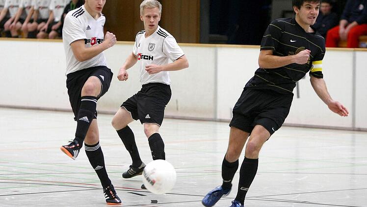 Torschützenkönig Julian Angermann (links) trifft beim 4:0 gegen den SV Motschenbach (rechts Christian Haas).