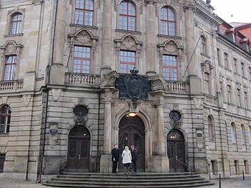 Am Landgericht Bayreuth findet der Mammutprozess gegen einen 71-jährigen Mann statt, der seine Tochter, seine Ex-Frau und seine zwei Enkeltöchter missbraucht und vergewaltigt haben soll.  Foto: Stephan Tiroch