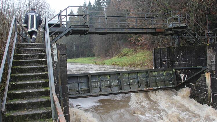 Durch das Hauptwehr floss das Wasser ab. Foto: Friedwald Schedel