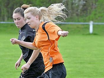 Die Gremsdorferin Marina B&auml;uml (re.) erzielte im Spitzenspiel der Kreisklasse 1 gegen Herzogenaurach (links Julia Hornfischer) das 1:0. Der SC bezwang den mindestens gleichwertigen FC mit 2:1.  Foto: Picturedreams