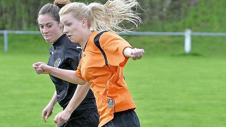 Die Gremsdorferin Marina B&auml;uml (re.) erzielte im Spitzenspiel der Kreisklasse 1 gegen Herzogenaurach (links Julia Hornfischer) das 1:0. Der SC bezwang den mindestens gleichwertigen FC mit 2:1.  Foto: Picturedreams