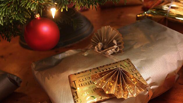 Vorsicht beim Onlineshopping von Geschenken. Überraschungen unter dem Christbaum werden dabei immer seltener. Foto: Karl-Josef Hildenbrand/dpa