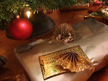 Vorsicht beim Onlineshopping von Geschenken. Überraschungen unter dem Christbaum werden dabei immer seltener. Foto: Karl-Josef Hildenbrand/dpa