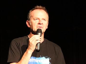 Willy Astor spielte am Samstag im Bad Kissinger Kurtheater. Foto: Ralf Ruppert