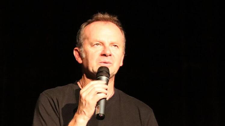 Willy Astor spielte am Samstag im Bad Kissinger Kurtheater. Foto: Ralf Ruppert