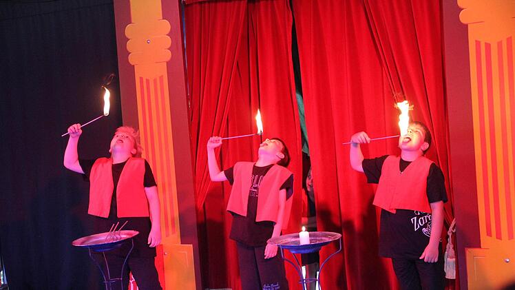 Mit ihrer Feuershow begeisterte ein Schülergruppe der sechsten Jahrgangsstufe.  Foto: Gerda Völk