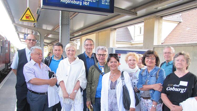 Das Begrüßungsteam erwartet die reiselustigen Coburger auf Gleis 1 am Coburger Hauptbahnhof. Foto: Martin Koch