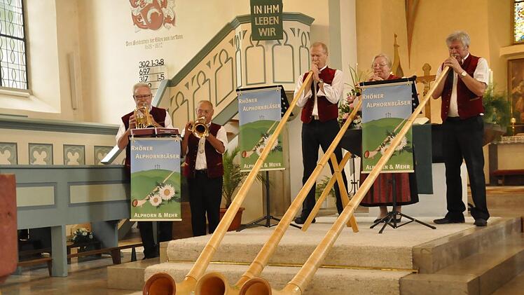 Flügelhorn und Alphorn. Eine ge-lungene Mischung: Waldemar Danz, Ludwig Knüttel, Reiner Morshäuser, Ingrid Schubert und Wolfgang Fella (von links). Foto: Peter Klopf