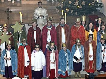 Die Nordhalbener Sternsinger vor der Aussendung durch Pfarrer Richard Reis Foto: Michael Wunder