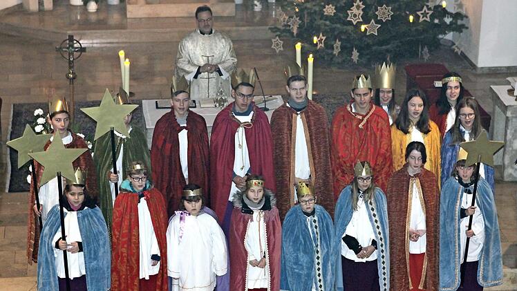Die Nordhalbener Sternsinger vor der Aussendung durch Pfarrer Richard Reis Foto: Michael Wunder
