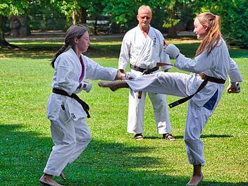 Chiara Augsten (links) und Lia Marie Dori beim freien Kampf im Luitpoldpark, beobachtet von Lehrmeister Andreas Haberzettl. Fotos: Simone Augsten