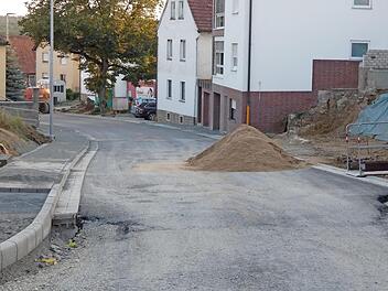 Am 23. November beginnen die Asphaltarbeiten in der Unterthereser Brunnenstraße. Die Anwohner sollen die Straße hierfür freihalten.  Foto: cl/Archiv
