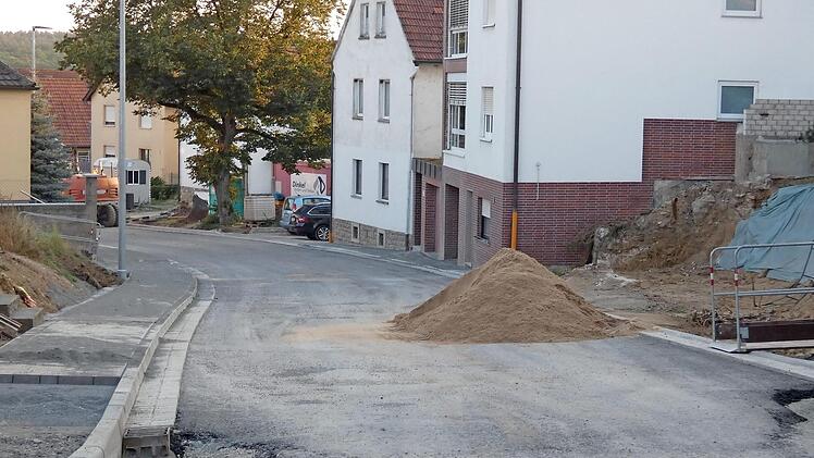 Am 23. November beginnen die Asphaltarbeiten in der Unterthereser Brunnenstraße. Die Anwohner sollen die Straße hierfür freihalten.  Foto: cl/Archiv
