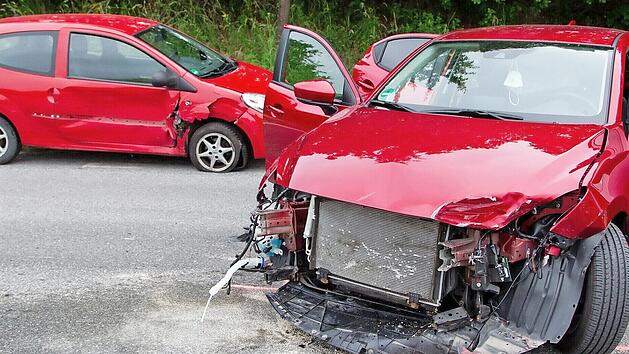 Das Auto der 59-J&auml;hrigen hatte auf der Bundesstra&szlig;e 4 bei Haarbr&uuml;cken den Renault einer 56-J&auml;hrigen seitlich touchiert. Der Renault hatte sich gedreht. Die Fahrerinnen standen unter Schock, als die Rettungskr&auml;fte eintrafen. Die B4 war f&uuml;r Unfallaufnahme und Aufr&auml;umarbeiten zwei Stunden lang beidseitig komplett gesperrt.