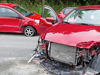Das Auto der 59-J&auml;hrigen hatte auf der Bundesstra&szlig;e 4 bei Haarbr&uuml;cken den Renault einer 56-J&auml;hrigen seitlich touchiert. Der Renault hatte sich gedreht. Die Fahrerinnen standen unter Schock, als die Rettungskr&auml;fte eintrafen. Die B4 war f&uuml;r Unfallaufnahme und Aufr&auml;umarbeiten zwei Stunden lang beidseitig komplett gesperrt.