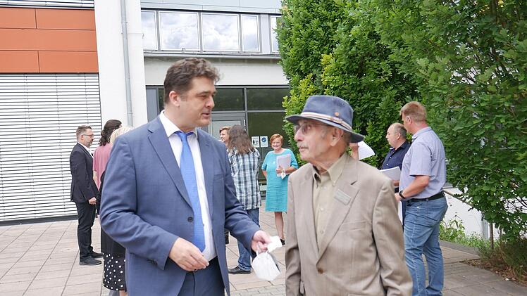 Heinrich Hofmann (rechts) musste 1947 noch zu Fuß von Poppenlauer nach Münenrstadt ans Gymnsium laufen. Als Schulleiter Peter Rottmann als Schüler ans Gymnasium kam, fuhr längst ein Bus.