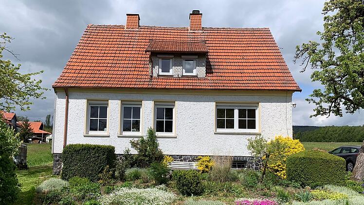 So sah das Haus  mit Garten vor der Sanierung aus. Foto: Julia Rott
