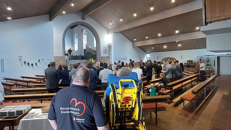 Rührende Aktion in Oberfranken: Kranke Oma überrascht Enkelin auf Hochzeit