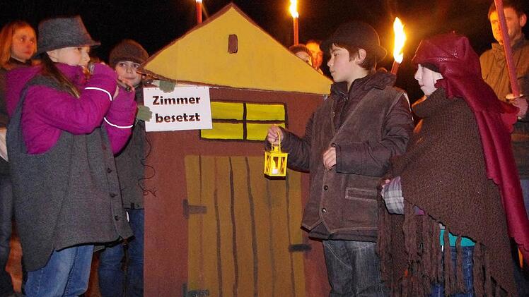 Sarah Schramm und Tim Görtler schlüpften beim Krippenspiel in die Rollen von Maria und Josef. Foto: Heike Schülein