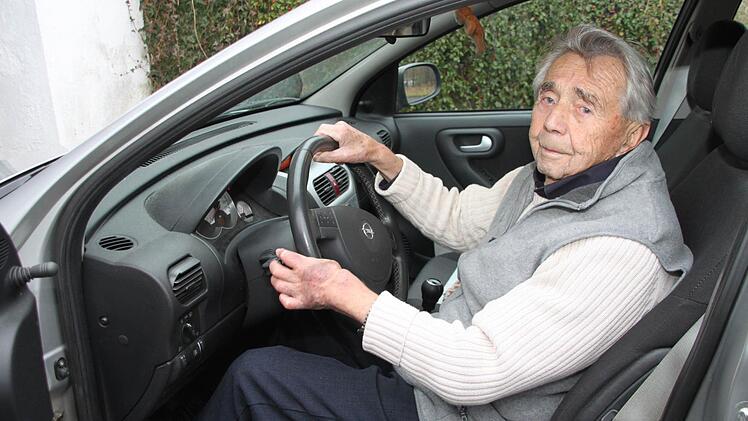 Thomas Münch in seinem Corsa.