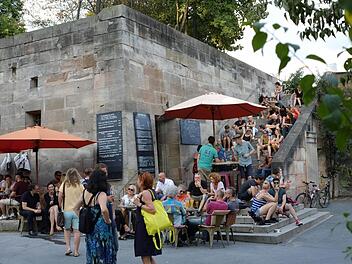 Leger geht es am Abend am "Schnepperschütz" zu — man sitzt bei Wein und Bier einfach auf der Treppe. Foto: Nikolas Pelke