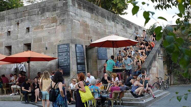 Leger geht es am Abend am "Schnepperschütz" zu — man sitzt bei Wein und Bier einfach auf der Treppe. Foto: Nikolas Pelke