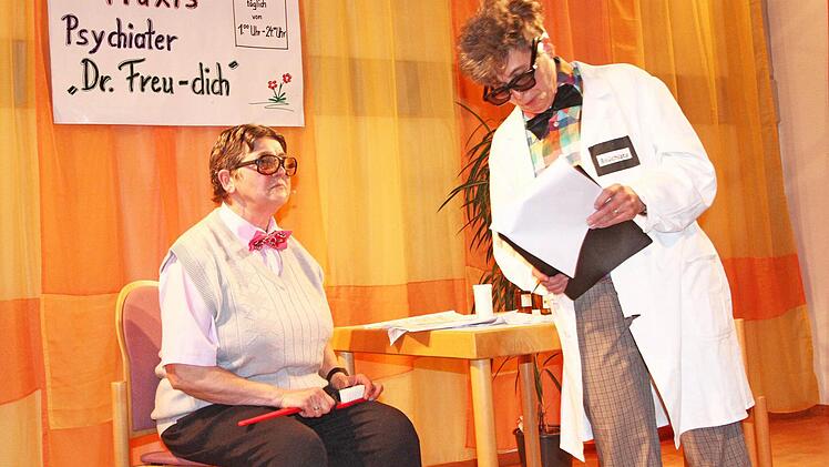 Herr Pimperl beim Psychiater mit Rosi Heinlein und Babett Neuner Foto: Thomas Weichert
