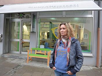 Anna Niedermaier hilft Flüchtlingen, wo sie kann, doch in ihrem Blumengeschäft in der Zollnerstraße hat sie auch schon sehr schlechte Erfahrungen gemacht.  Foto: Ronald Rinklef
